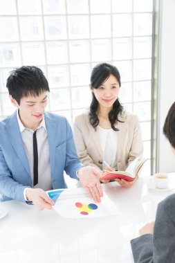 Japon iş adamları sabah toplantılarında fikirleri tartışıyor.