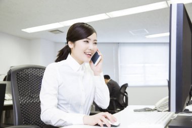 ofiste iş yerinde genç kadın