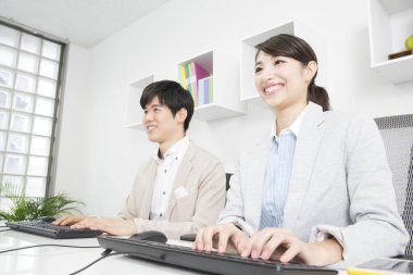 ofiste çalışan genç Asya iş takım