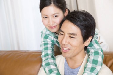 Genç Asyalı çift evde birbirine aşık. 