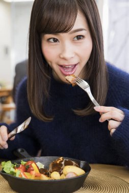 Japon yemeği yiyen bir kadını yakından çek.