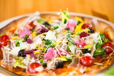 Pizza tabakta, kapat. 