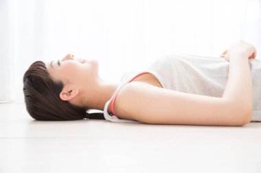 kadın evde yerde yatarken