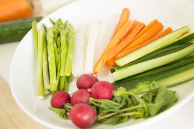 Sebzeleri kaseye koy. 