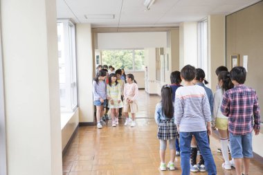 Asyalı çocukların okul koridorundaki portresi