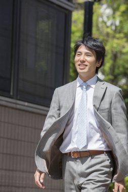 Sokaktaki genç Japon iş adamı.