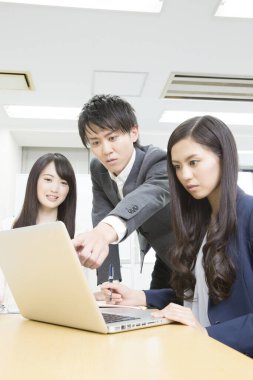 Ofiste çalışan iş adamları. Sabah toplantısı konsepti