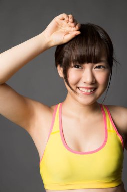 Stüdyoda spor giyinen Asyalı kadın. 