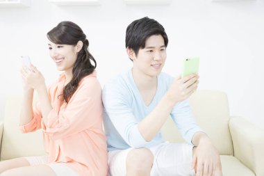 Çift koltukta akıllı telefon kullanıyor. 