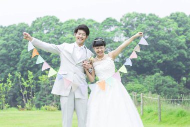 Parkta çelengi olan genç bir çift.