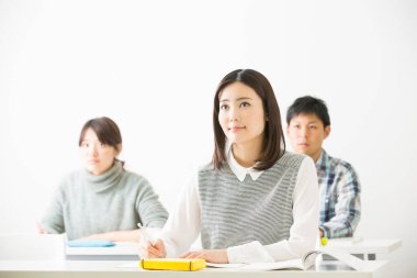 Sınıfta okuyan Asyalı kadını kapat.