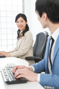 Ofiste çalışan iş adamı ve kadın.