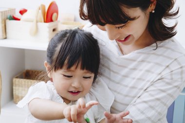 Anne ve kızı birlikte vakit geçiriyorlar. 