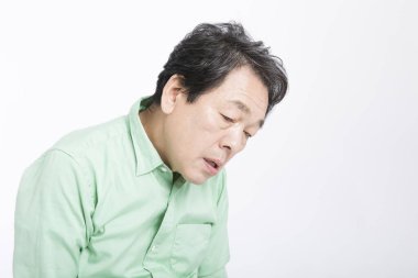 Masada oturan kıdemli Asyalı adam..