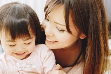 mutlu anne ve küçük kızı evde 