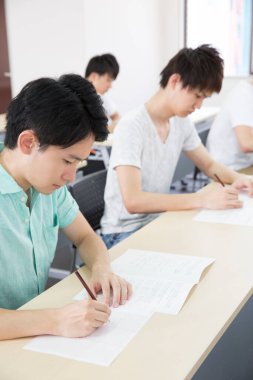 Üniversitedeki Asyalı öğrenciler test yapıyorlar.