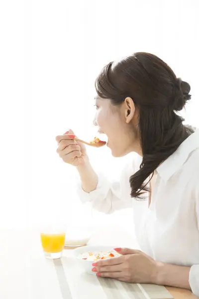 Joven Asiático Mujer Comer Sano Desayuno —  Fotos de Stock