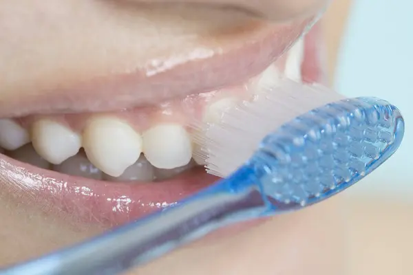 Jovem Mulher Escovando Dentes Fundo Azul — Fotografia de Stock