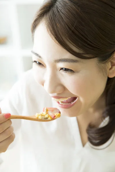 吃健康早餐的年轻亚洲妇女 — 图库照片