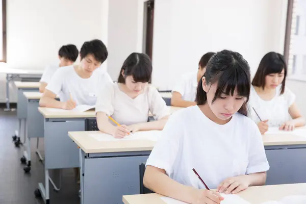Jonge Aziatische Studenten Studeren Universiteit — Stockfoto
