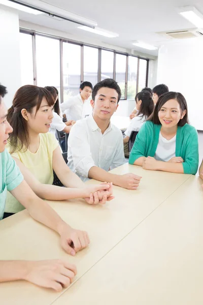 Japanse Studenten Die Groep Werken Tijdens Les Teamwork Concept — Stockfoto