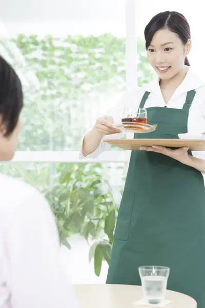 Giovane Cameriera Asiatica Che Serve Caffè — Foto Stock