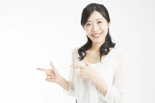 Bonita Empresária Japonesa Apontando Com Dedos Fundo Branco — Fotografia de Stock