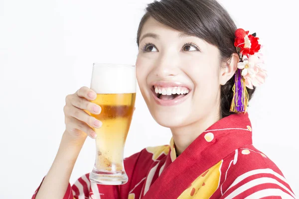 ビールのマグカップで日本の伝統的な服の若いアジアの女性 — ストック写真