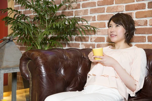 Joven Asiático Chica Bebiendo Café Café —  Fotos de Stock