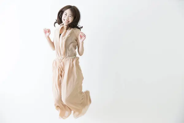 美丽的日本女人在白色背景上跳跃的肖像 — 图库照片