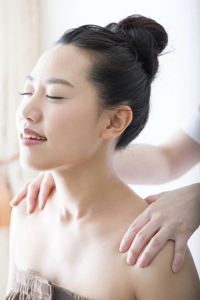 Bella Giapponese Donna Ottenere Agopuntura Trattamento Bellezza Spa — Foto Stock