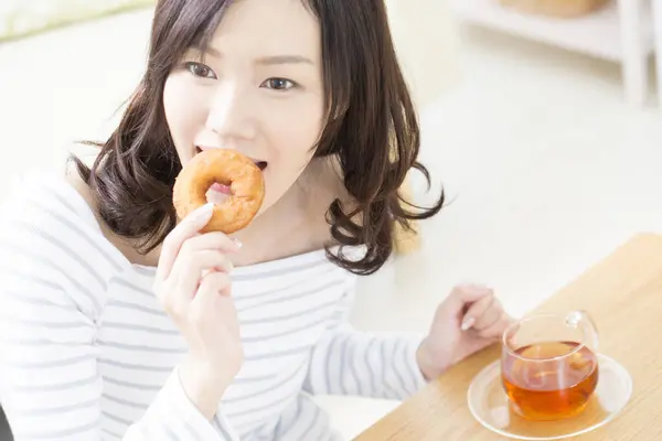 Hermosa Mujer Asiática Comiendo Sabrosas Rosquillas — Foto de Stock