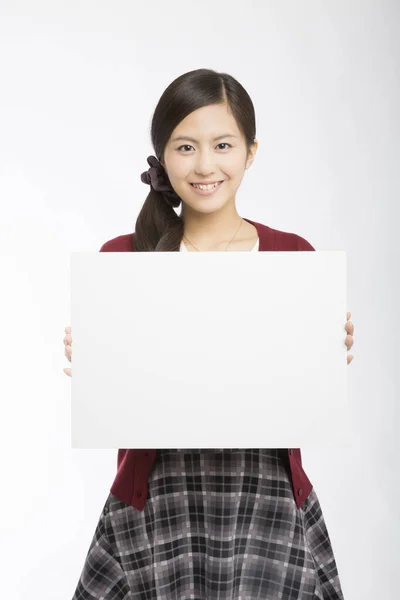Studio Zdjęcie Pięknej Japońskiej Bizneswoman Pokazując Puste Karty Białym Tle — Zdjęcie stockowe