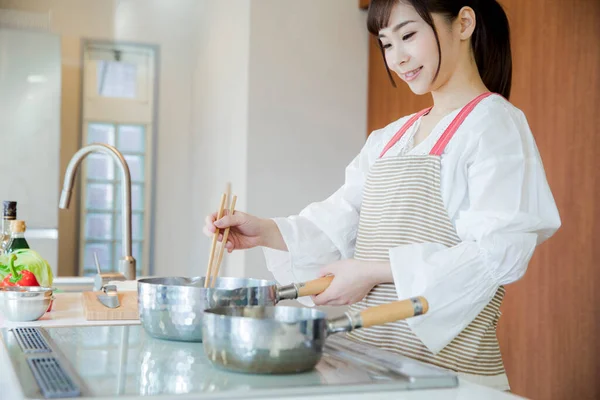Schöne Japanerin Kochen Der Küche — Stockfoto