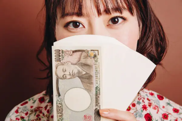 Женщина Держит Японскую Иену Валюту — стоковое фото