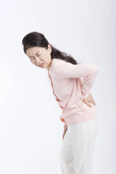Sénior Asiático Mujer Sufriendo Espalda Dolor Aislado Blanco Fondo — Foto de Stock