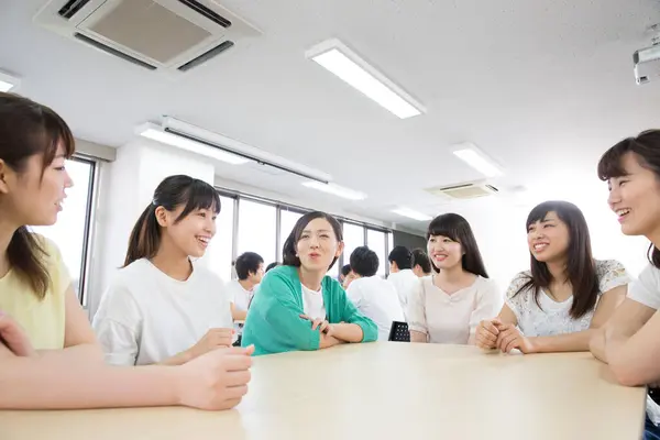 Japanilaiset Opiskelijat Työskentelevät Ryhmässä Oppitunnin Aikana Tiimityön Käsite — kuvapankkivalokuva