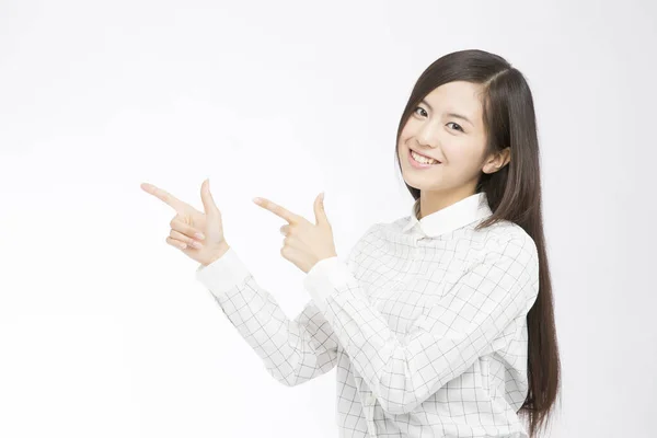 Studioaufnahme Einer Schönen Japanerin Die Mit Ihren Zeigefingern Auf Weißem — Stockfoto