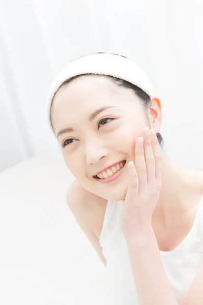 美丽的亚洲女人做皮肤护理例行公事 — 图库照片