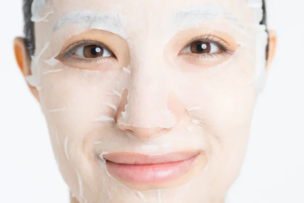 Krásná Asijská Žena Plátěnou Maskou Bílém Pozadí Koncept Péče Pleť — Stock fotografie