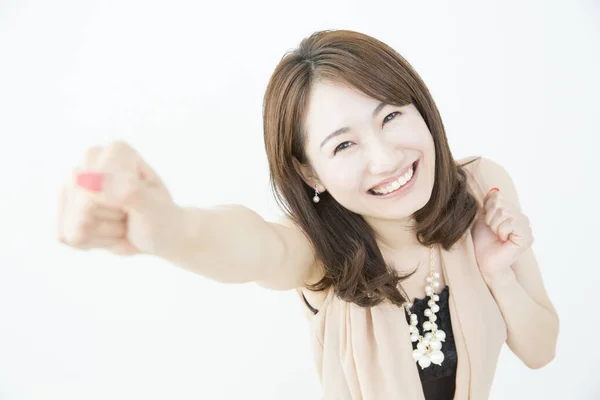 白い背景に手を挙げた美しい日本の女性の肖像画 — ストック写真