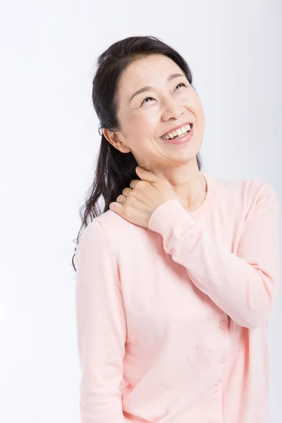 白で隔離された首の痛みを持つシニアアジアの女性 — ストック写真