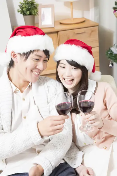 Couple Dans Des Chapeaux Noël Avec Des Verres Vin — Photo