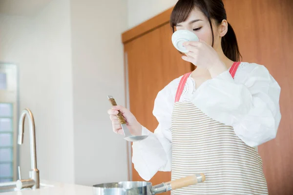 Schöne Asiatische Frau Kochen Küche — Stockfoto