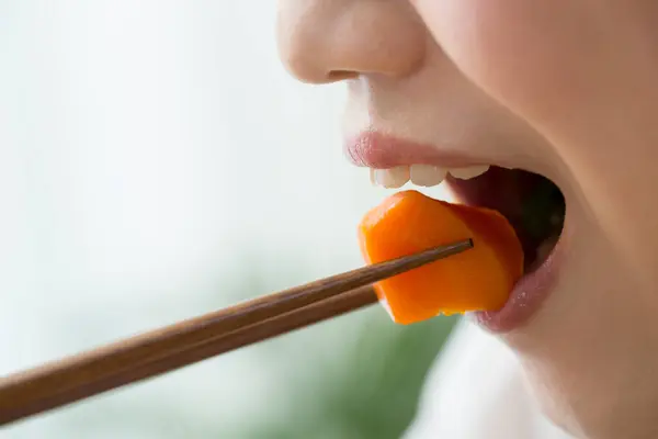 年轻的日本女人用筷子吃饭 — 图库照片