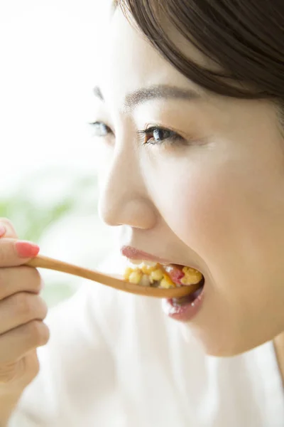 Młody Azji Kobieta Jedzenie Zdrowe Śniadanie — Zdjęcie stockowe