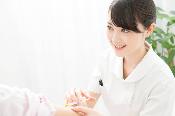 портрет молодой азиатки-врача в больнице