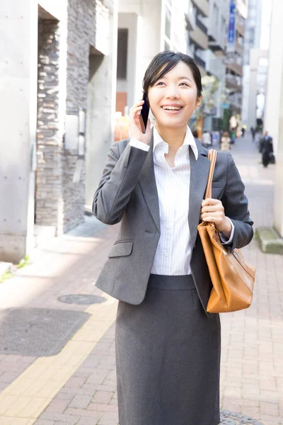 Νεαρή Ασιάτισσα Επιχειρηματίας Κοστούμι Εργασίας Που Μιλάει Στο Τηλέφωνο Στο — Φωτογραφία Αρχείου
