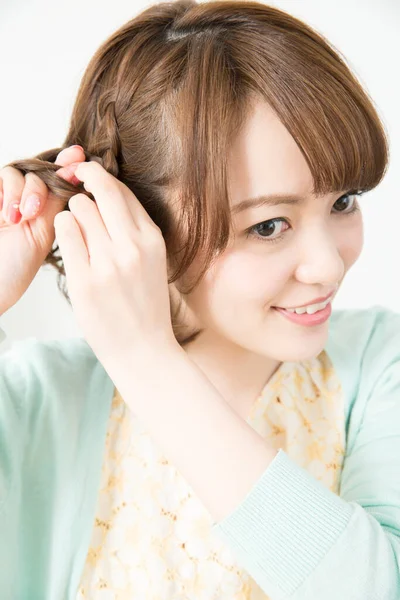 Genç kadın örgü örüyor, kapat.