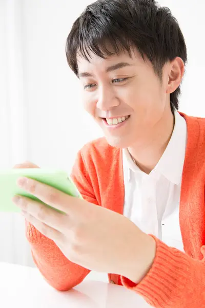 Japończyk Korzystający Telefonu Komórkowego Białym Tle — Zdjęcie stockowe